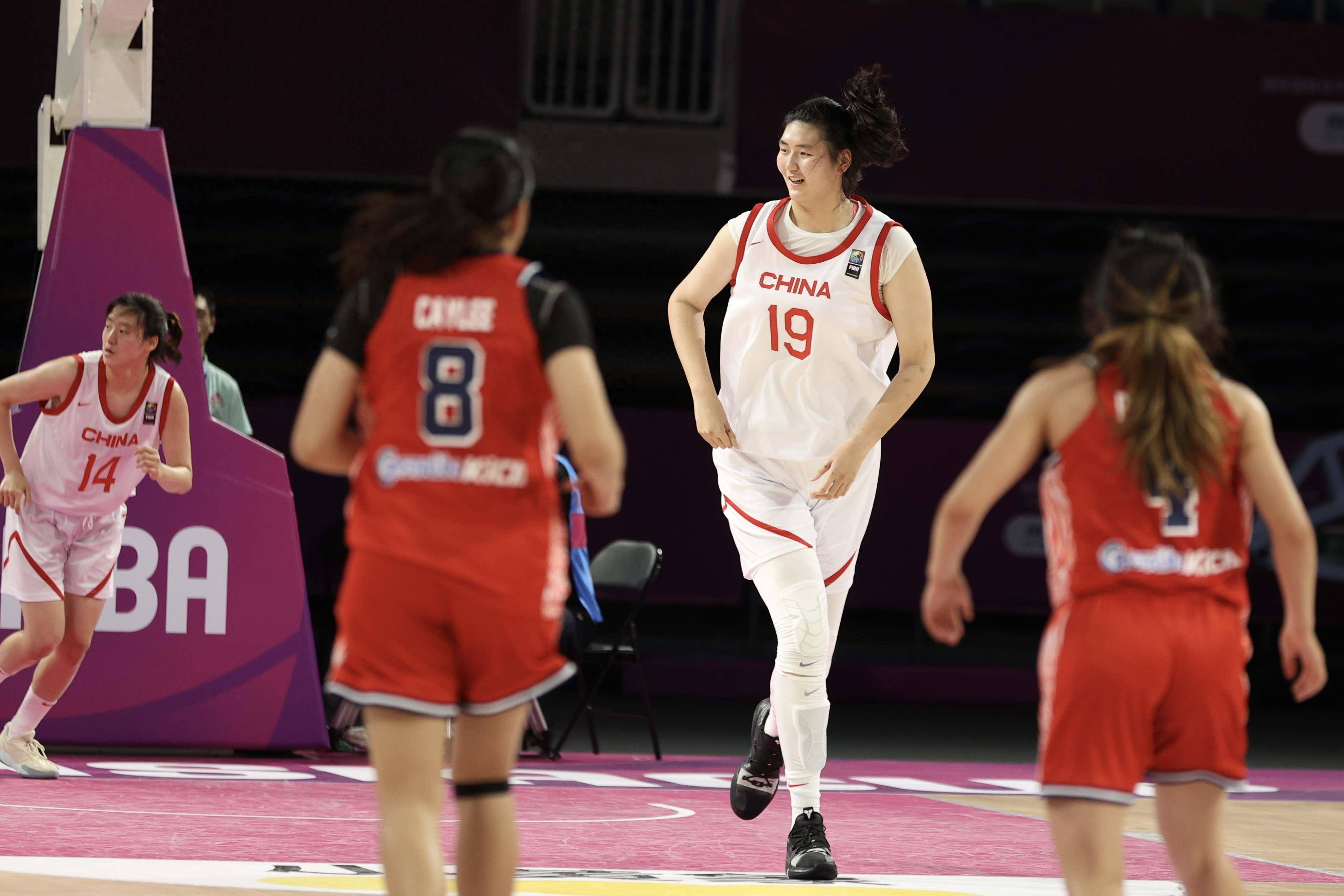 加拿大女篮迎战日本队，拼尽全力