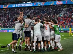 开云体育在线-DFM血洗LGD，Zeus操刀奇招英雄翻盘激烈交锋四强赛，锁定晋级资格