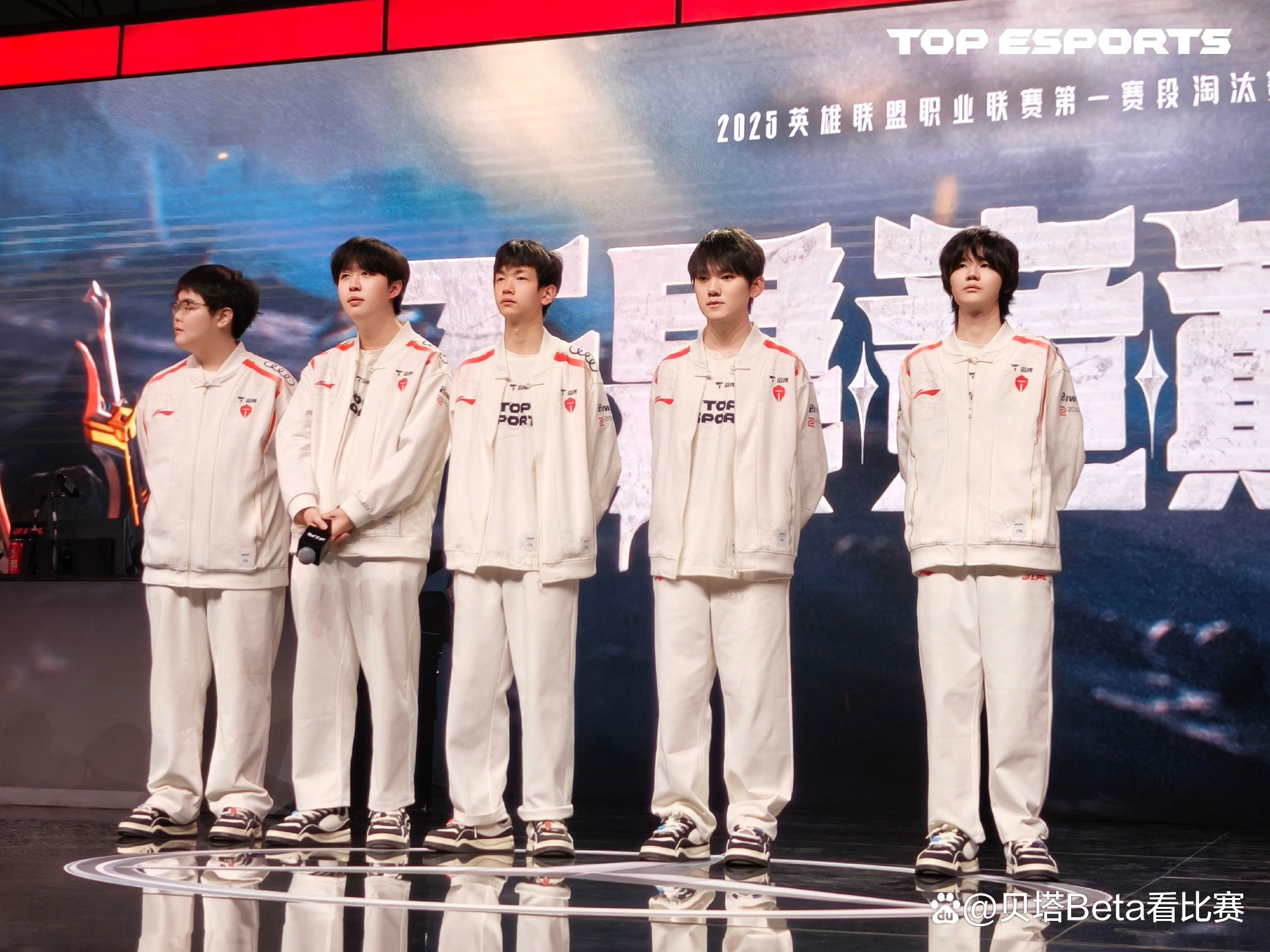 开云体育在线-HLE绝杀T1，Jankos团战一打五顶尖较量全球总决赛，点燃全场激情